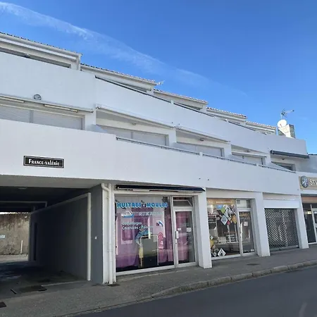 Apartment 2 Pieces Avec Balcon Et Parking Prive - Fr-1-224b-71 *