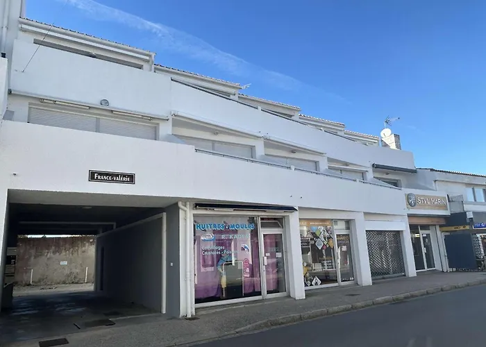 Appartement 2 Pieces Avec Balcon Et Parking Prive - Fr-1-224b-71 *