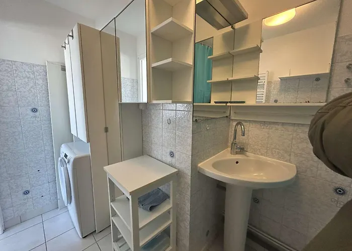 Appartement 2 Pieces Avec Balcon Et Parking Prive - Fr-1-224b-71 *